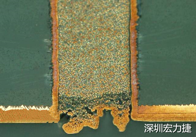 PCB設(shè)計之導電孔塞孔工藝 導電孔Via hole又名導通孔，為了達到客戶要求，導通孔必須塞孔，經(jīng)過大量的實踐，改變傳統(tǒng)的鋁片塞孔工藝，用白網(wǎng)完成板面阻焊與塞孔。生產(chǎn)穩(wěn)定，質(zhì)量可靠。