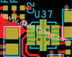 因孔徑過大，焊料沿孔壁爬溢流出