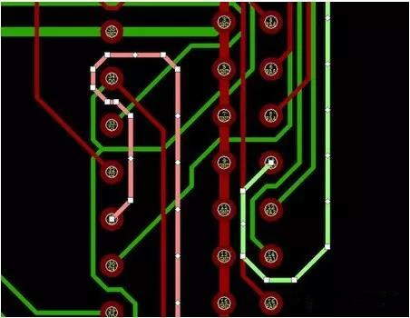 通過自動優(yōu)化導線形狀消除導線打彎(用線段近似弧線只是為了顯示沒有弧線的任何角度例子)。