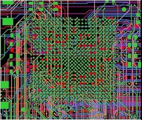 圖18：BGA布線。(頂部)傳統(tǒng)的自動布線器。38個網(wǎng)絡沒有完成布線。(底部)任意角度的拓撲式自動布線器。所有網(wǎng)絡都完成了布線。